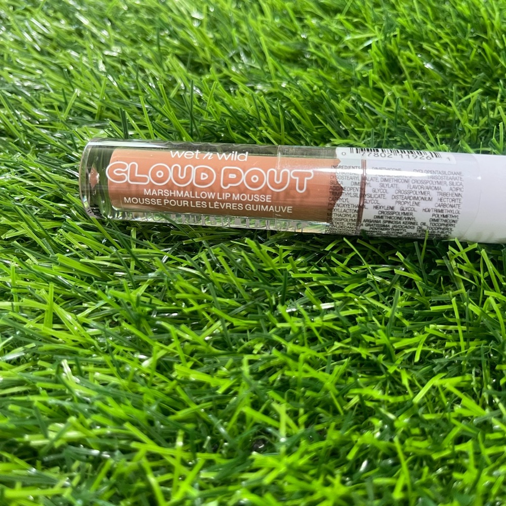 Wet n Wild Cloud Pout Lip Mousse in Soft Brown